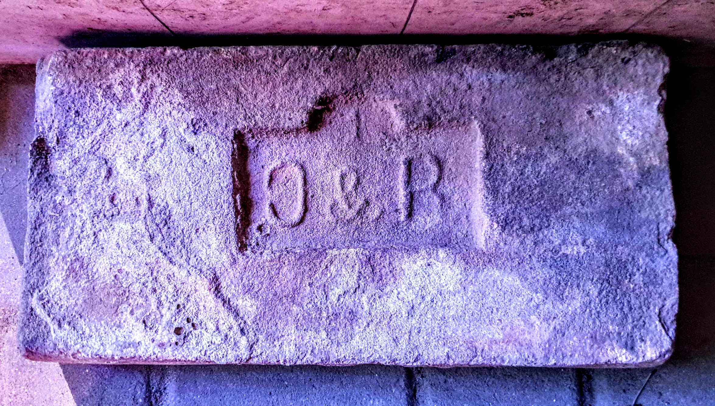 Cegły z sygnaturami